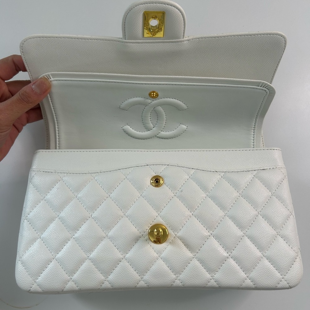 Chanel white Quilted Shoulder Bag with Gold Chain - Picture 7 of 8